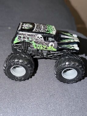 Monster Jam Grave Digger Truck Collectible Toy Used Pre Owned Good Condition Kid